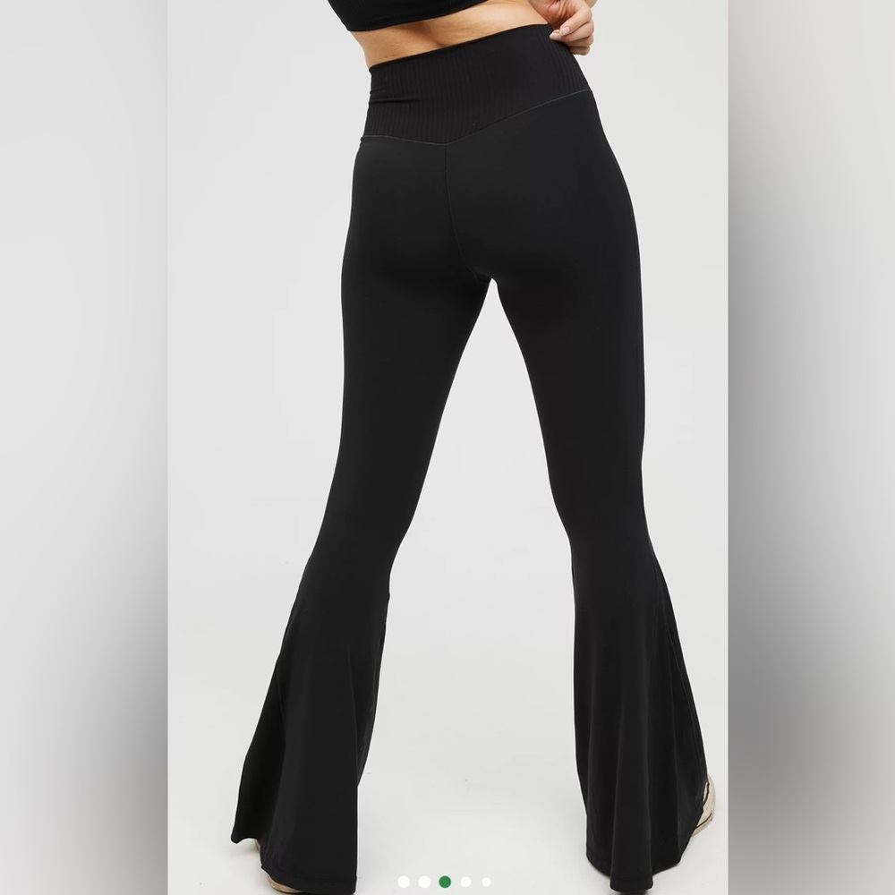 OFFLINE By Aerie Real Me High Waisted Crossover Rib Super Flare Legging EUC - Picture 3 of 11